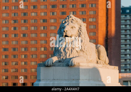 Leone di pietra sul Centro St. Bridge, centro di Calgary, Alberta, Canada Foto Stock