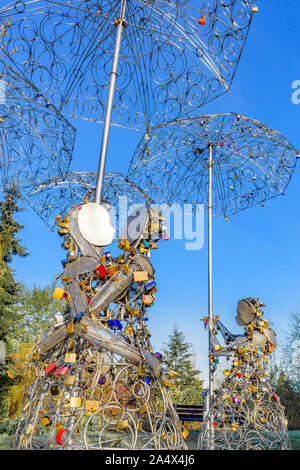 Gli amanti della scultura di bloccaggio chiamato 'l'Amore sotto la pioggia", Queen Elizabeth Park, Vancouver, British Columbia, Canada. Foto Stock