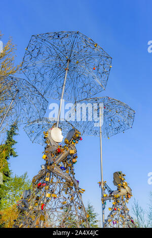 Gli amanti della scultura di bloccaggio chiamato 'l'Amore sotto la pioggia", Queen Elizabeth Park, Vancouver, British Columbia, Canada. Foto Stock