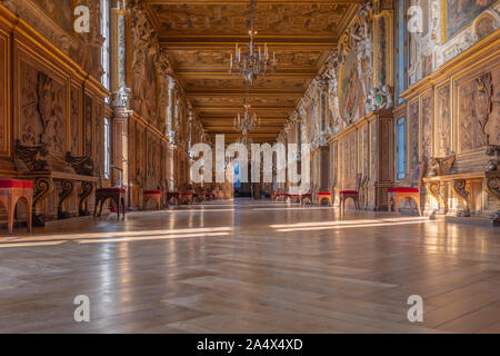 Francois la prima galleria all'interno del castello di Fontainebleau prese alla fine del pomeriggio con raggi di sole che passa attraverso le finestre, nei pressi di Parigi, Francia Foto Stock
