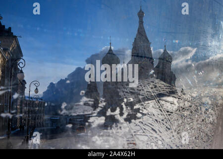 Vista della cattedrale di San Basilio sulla Piazza Rossa attraverso il ghiaccio-finestra coperto dai mezzi di trasporto pubblico al centro di Mosca, Russia Foto Stock