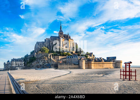 Alba a Mont Saint Michel e la sua Abbazia con il mare con la bassa marea Foto Stock