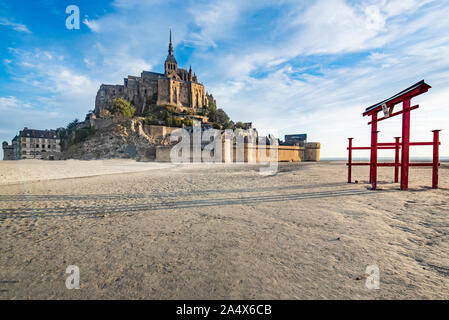 Alba a Mont Saint Michel e la sua Abbazia con il mare con la bassa marea e un tempio giapponese Foto Stock