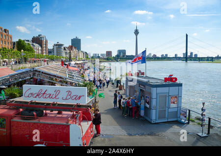 DUSSELDORF, Germania. Il 31 maggio 2019. Una vista della banca del fiume Reno (il Rheinpromenade) affollato di gente del posto e i turisti gustando un drink. Il Foto Stock