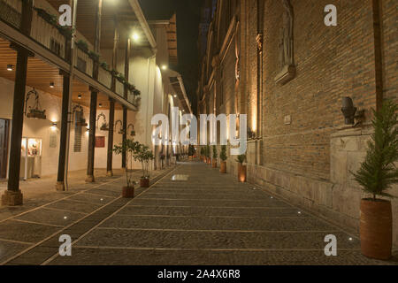 Caratteristico vicoletto in Cuenca coloniale, Ecuador Foto Stock