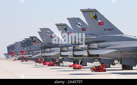 KONYA, Turchia - 26 giugno 2019: velivoli da combattimento a Konya aeroporto durante anatolica Eagle Air Force esercizio Foto Stock