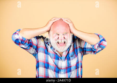 Health care concetto. La calvizie maschile condizione genetica causata da diversi fattori. I primi segni balding. Le persone anziane. Nonno barbuto capelli grigi. La perdita di capelli. L'uomo la perdita di capelli. Problemi di età. Foto Stock