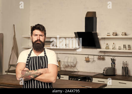 Miglior chef mai uomo barbuto hipster in cucina. brutale uomo in cook grembiule. maschio maturo con la barba di cottura. business culinario. cucina gustosa. grave e fiduciosi lo chef del ristorante. Esperto culinario. Foto Stock