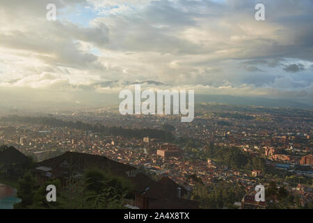 Vista al tramonto dal Mirador Turi, Cuenca, Ecuador Foto Stock