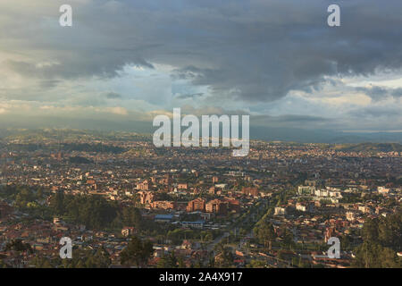 Vista al tramonto dal Mirador Turi, Cuenca, Ecuador Foto Stock