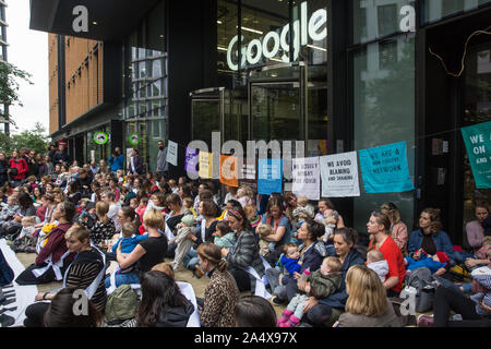 Londra, Regno Unito. 16 ottobre, 2019. Le madri e i bambini a sfidare la Metropolitan Police divieto di estinzione della ribellione autunno Uprising proteste sotto la sezione 14 dell ordine pubblico Act 1986 partecipando a una manifestazione di protesta al di fuori del Kings Cross quartier generale di Google contro il suo ruolo in "consentendo la diffusione di sistematica disinformazione sui cambiamenti climatici e la crisi ecologica". Credito: Mark Kerrison/Alamy Live News Foto Stock