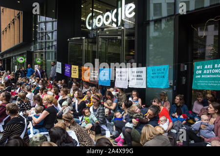 Londra, Regno Unito. 16 ottobre, 2019. Le madri e i bambini a sfidare la Metropolitan Police divieto di estinzione della ribellione autunno Uprising proteste sotto la sezione 14 dell ordine pubblico Act 1986 partecipando a una manifestazione di protesta al di fuori del Kings Cross quartier generale di Google contro il suo ruolo in "consentendo la diffusione di sistematica disinformazione sui cambiamenti climatici e la crisi ecologica". Credito: Mark Kerrison/Alamy Live News Foto Stock