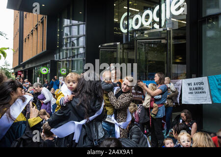 Londra, Regno Unito. 16 ottobre, 2019. Le madri e i bambini a sfidare la Metropolitan Police divieto di estinzione della ribellione autunno Uprising proteste sotto la sezione 14 dell ordine pubblico Act 1986 partecipando a una manifestazione di protesta al di fuori del Kings Cross quartier generale di Google contro il suo ruolo in "consentendo la diffusione di sistematica disinformazione sui cambiamenti climatici e la crisi ecologica". Credito: Mark Kerrison/Alamy Live News Foto Stock