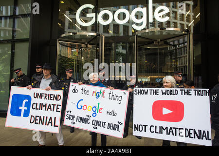 Londra, Regno Unito. 16 ottobre, 2019. Gli attivisti del clima dalla ribellione di estinzione a sfidare la Metropolitan Police divieto di estinzione della ribellione autunno Uprising proteste sotto la sezione 14 dell ordine pubblico Act 1986 partecipando a una manifestazione di protesta al di fuori del Kings Cross quartier generale di Google contro il suo ruolo in "consentendo la diffusione di sistematica disinformazione sui cambiamenti climatici e la crisi ecologica". Credito: Mark Kerrison/Alamy Live News Foto Stock