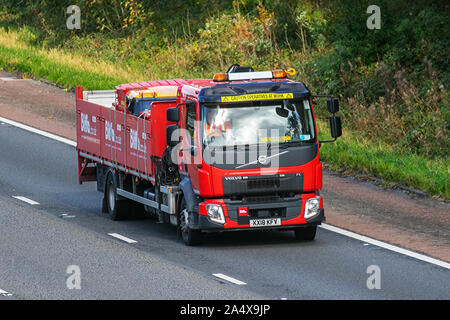 Rosso Autostrada Biffa pesante di merci alla rinfusa camion di consegna trasporti, autocarro, trasporto, Volvo FL carrello, cargo speciale, veicolo, consegna, trasporti, industria, merci sulla M6 a Lancaster, Foto Stock