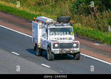 2006 bianco Land Rover Defender 130 TD5; traffico veicolare, trasporto, berlina, in direzione sud sull'autostrada M6 a 3 corsie. Foto Stock