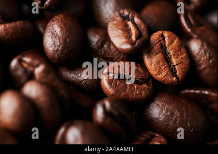 Close up di chicchi di caffè tostati per lo sfondo, di consistenza e di design. Messa a fuoco selettiva. Foto Stock