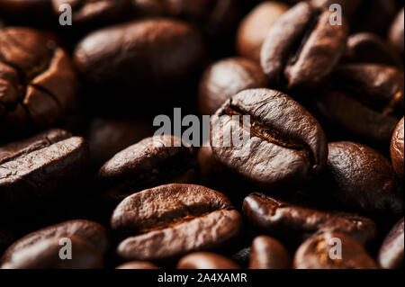 Close up di chicchi di caffè tostati per lo sfondo, di consistenza e di design. Messa a fuoco selettiva. Foto Stock