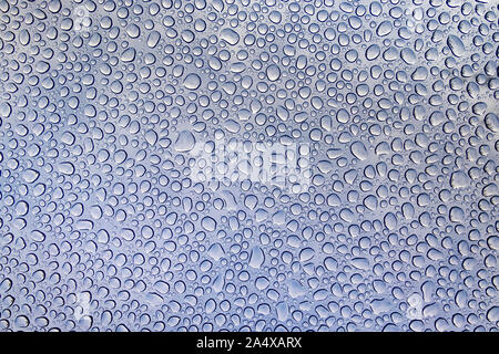 Blu di goccioline di acqua sul vetro sfondo Texture Foto Stock