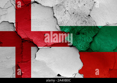Bandiere di Inghilterra e la Bulgaria dipinta sulla parete incrinato Foto Stock