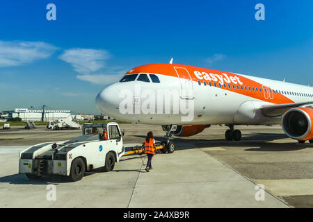 Napoli, Italia - Agosto 2019: Easyjet Airbus A320 essendo spinto indietro di un rimorchiatore per deparure dall aeroporto di Napoli. Foto Stock