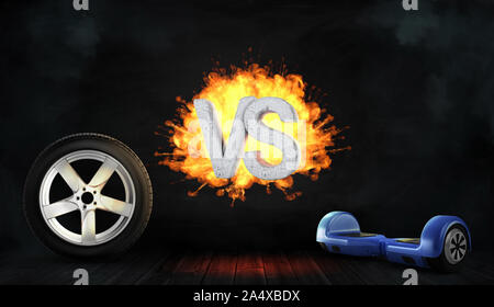 3D rendering di una fiammante calcestruzzo lettere VS stand tra una vettura a ruote e un blu auto-equilibratura di bordo. Foto Stock
