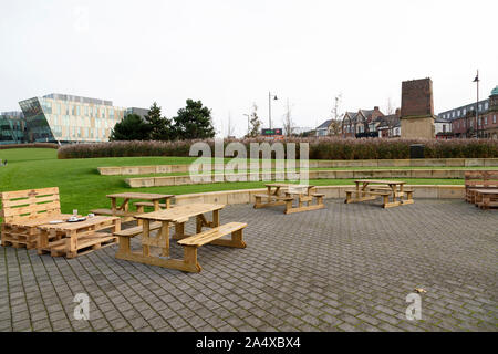 Posti a sedere presso Harton Quays Park a South Shields, Inghilterra. L'anfiteatro è utilizzato come un luogo di divertimento. Foto Stock