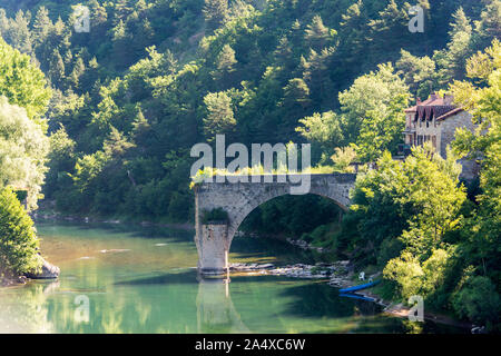 Nelle Gorges du Tarn, i resti del ponte che una volta attraversato il fiume Foto Stock