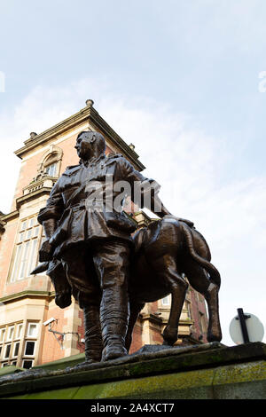 Statua di John Simpson Kirkpatrick a South Shields, Inghilterra. Kirkpatrick era conosciuto come noto come "l'uomo con l'Asino' e salvato più di 300 in modo Foto Stock