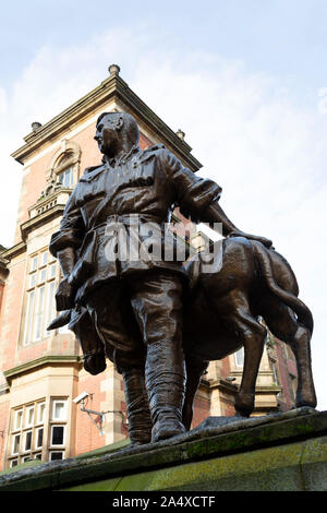 Statua di John Simpson Kirkpatrick a South Shields, Inghilterra. Kirkpatrick era conosciuto come noto come "l'uomo con l'Asino' e salvato più di 300 in modo Foto Stock