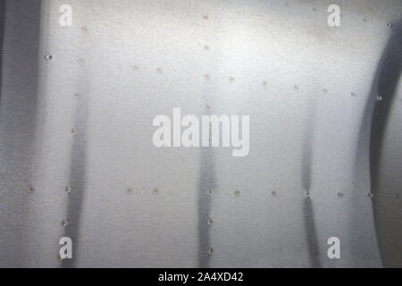 Inox spazzolato hall di metallo di una cabina di trasporto aerodinamica sabbiato rivetti e luci e scuro dello sfondo di illuminazione Foto Stock