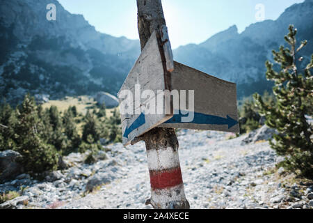 Due segni impiccato su una betulla indicando un crocevia tra le montagne e con uno spazio vuoto Foto Stock