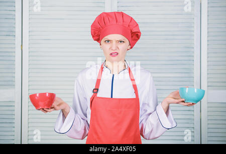 Donna cuocere tenere bocce. Calcolare la quantità di calorie si consumano. Calcolare la normale porzione di cibo. Calcola il tuo cibo porzioni dimensioni. La dieta e dieta concetto. Come molte porzioni desiderate mangiare. Foto Stock