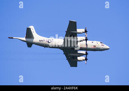 Oct 12, 2019 San Francisco / CA / STATI UNITI D'AMERICA - Close up della marina statunitense Lockheed P-3C Orion aeromobile in volo; San Francisco flotta airshow settimana Foto Stock