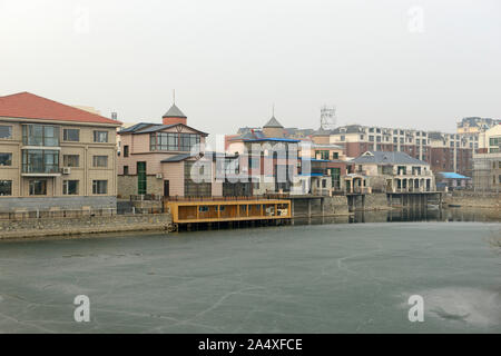 Nuove, moderne ville da un lago ghiacciato, Hunchun, provincia di Jilin, a nord-est della Cina Foto Stock