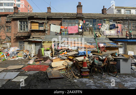 Junk Yard in una zona residenziale composto, Changchun, provincia di Jilin, a nord-est della Cina, con molti recyclables Foto Stock