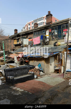 Junk Yard in una zona residenziale composto, Changchun, provincia di Jilin, a nord-est della Cina, con molti recyclables Foto Stock