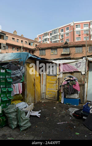 Junk Yard in una zona residenziale composto, Changchun, provincia di Jilin, a nord-est della Cina, con molti recyclables Foto Stock