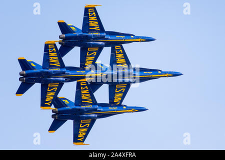 Oct 12, 2019 San Francisco / CA / STATI UNITI D'AMERICA - Blue Angels volare in formazione per la flotta airshow settimana; Blue Angels è la marina degli Stati Uniti di volo Foto Stock