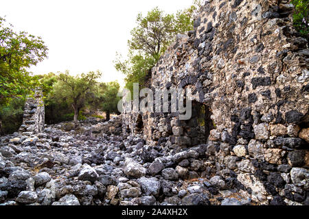 Vi secolo rovine della chiesa al tramonto sulla isola di Gemiler, Riviera Turca, Turchia Foto Stock