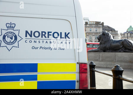 Londra, Regno Unito. Il 16 ottobre 2019. Forza di polizia da Norfolk durante una dimostrazione di estinzione della ribellione manifestanti visto su Trafalgar Square a dispetto della sezione 14 dell ordine pubblico Act 1986, rilasciato dalla polizia, a cessare qualsiasi protesta all'interno di Londra dal clima gruppo di azione. Credito: Joe Kuis / Alamy News Foto Stock