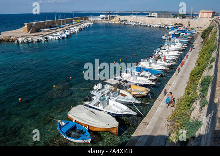 Vista di Gallipoli Marina dalla Riviera Armando Diaz in Gallipoli città vecchia, Puglia (Puglia) nel Sud Italia Foto Stock