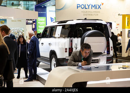 Neuer Land Rover Defender auf der Kunststoffmesse K di Düsseldorf Foto Stock