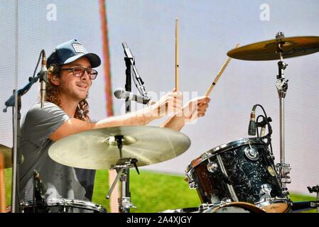 Il batterista per Lukas Nelson e la promessa di un vero e proprio, esecuzione di country rock musica live a livello di azienda agricola aiuto, in East Troy, Wisconsin, STATI UNITI D'AMERICA Foto Stock