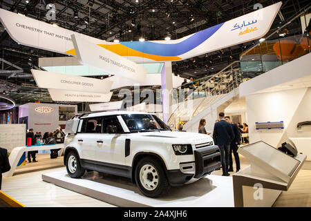 Neuer Land Rover Defender auf der Kunststoffmesse K di Düsseldorf Foto Stock