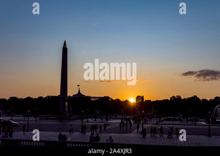 Place de la Concorde e l' obelisco di Luxor al tramonto - Parigi, Francia Foto Stock