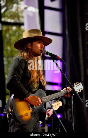 Lukas Nelson, figlio di Willie Nelson e la sua band promessa del reale, esecuzione di country rock musica live a livello di azienda agricola aiuto, in East Troy, Wisconsin, STATI UNITI D'AMERICA Foto Stock