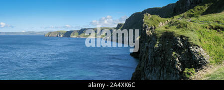 Panorama di scogliere rocciose in Irlanda del Nord la costa Foto Stock