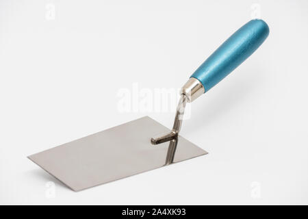 Costruzione frattazzo su uno sfondo bianco. Acciaio inox cazzuola con un blu manico in legno. Foto Stock