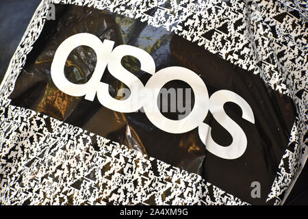 Un Asos i pacchi in attesa di essere aperto a casa Foto Stock